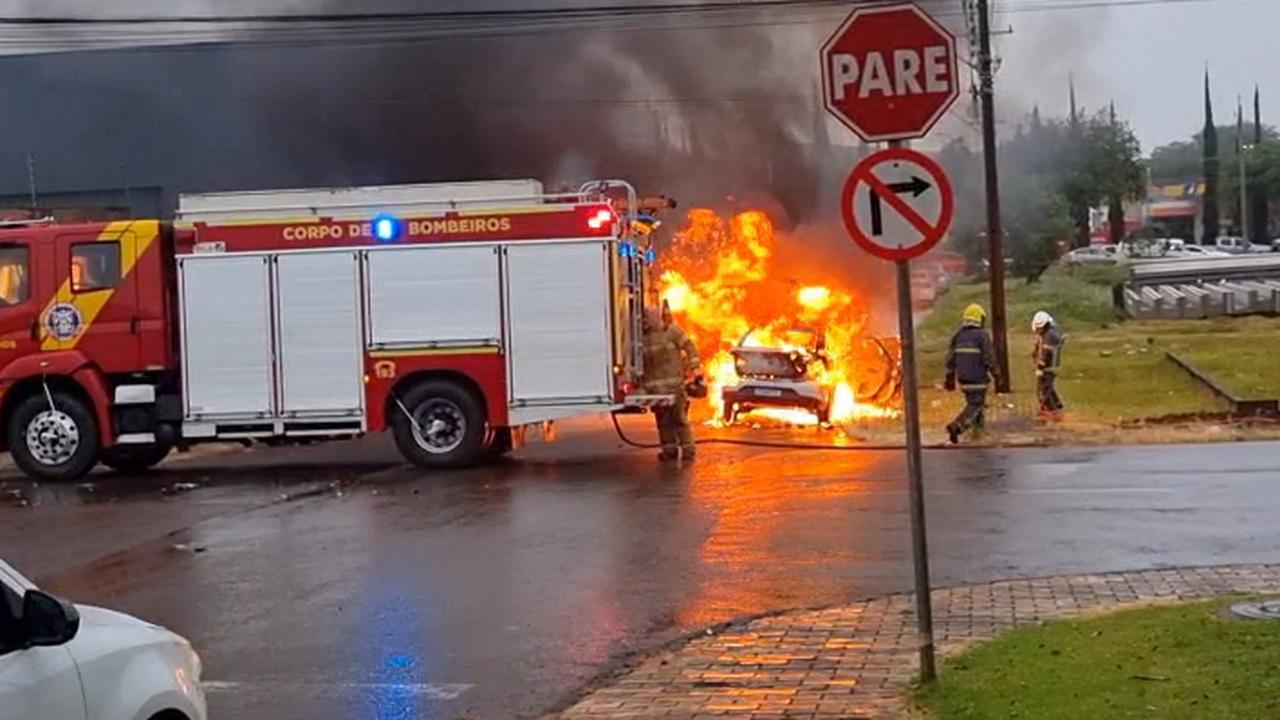 Siena pega fogo após colisão contra caminhão no Bairro Pacaembu Siena pega fogo após colisão contra caminhão no Bairro Pacaembu
