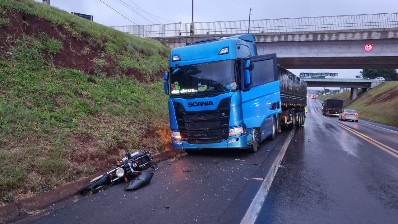 Colisão entre carro, moto e caminhão deixa jovem ferido na BR-277 Colisão entre carro, moto e caminhão deixa jovem ferido na BR-277