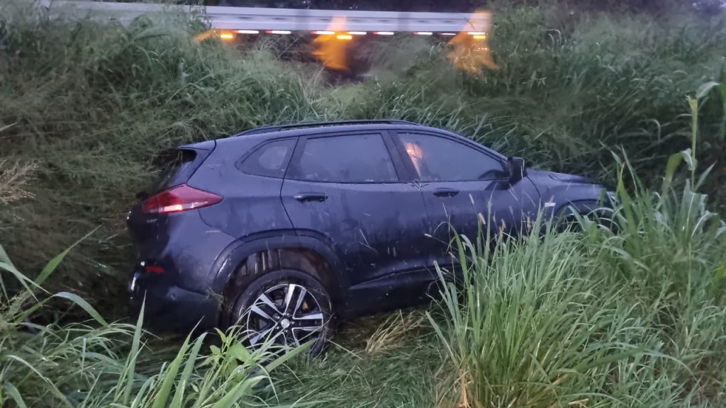 Chevrolet Tracker sai da pista e para em matagal às margens da BR-163 entre Cascavel e Toledo