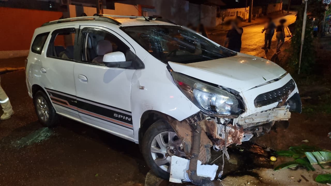 Motorista perde o controle de Spin e bate carro contra mureta no Bairro Presidente Motorista perde o controle de Spin e bate carro contra mureta no Bairro Presidente
