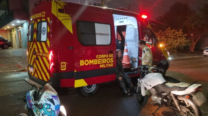Asfalto molhado faz vítimas na sexta-feira 13: jovem e entregadora vão ao chão de moto no Coqueiral