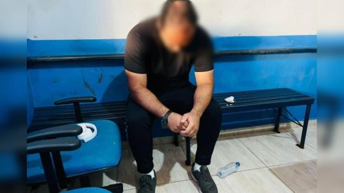 Homem é preso após arrancar véu islâmico e agredir mulheres árabes em shopping de Foz do Iguaçu Imagem referente a Homem é preso após arrancar véu islâmico e agredir mulheres árabes em shopping de Foz do Iguaçu