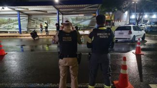 Blitz na Avenida Brasil resulta em apreensões e autuações durante a madrugada em Cascavel