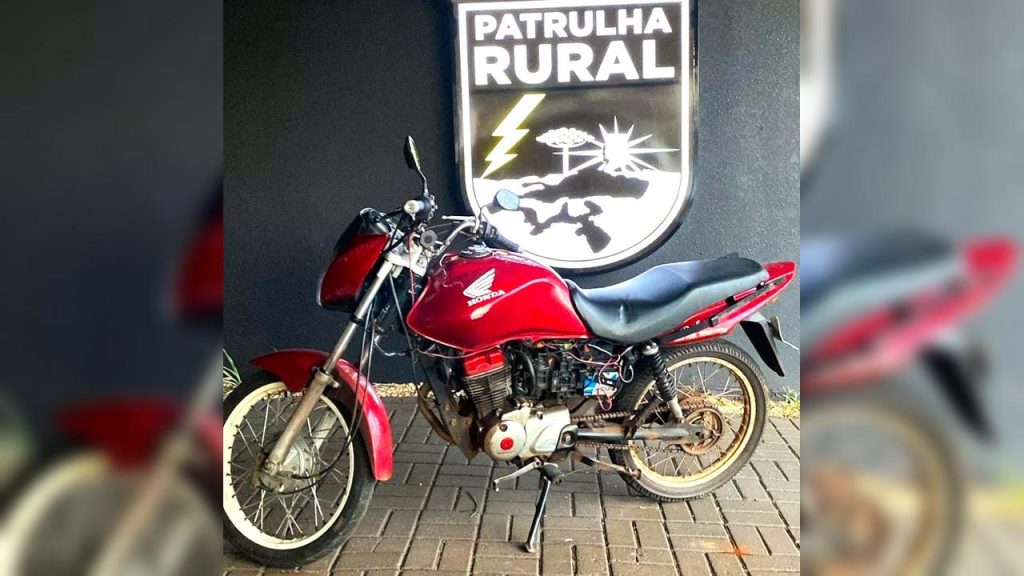 Após manobra perigosa em área movimentada, condutor tenta fugir e tem moto apreendida em Corbélia