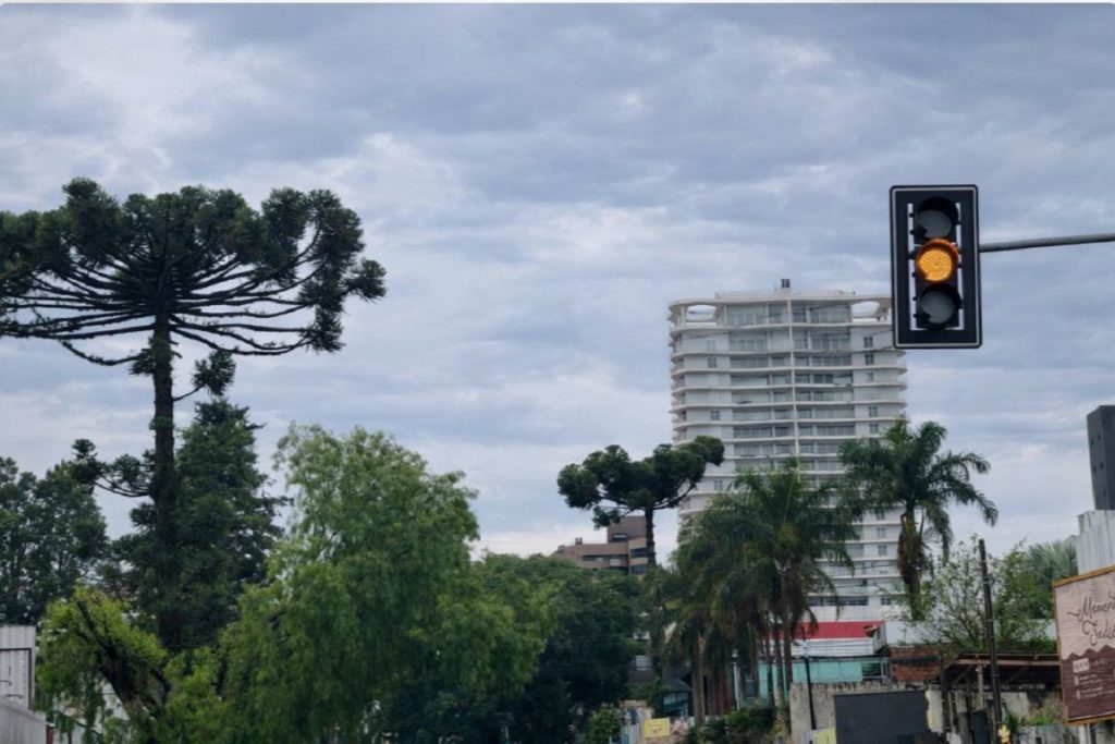 Feriadão de Carnaval começa com temperatura em alta e chuva pronta para entrar no bloco em Cascavel