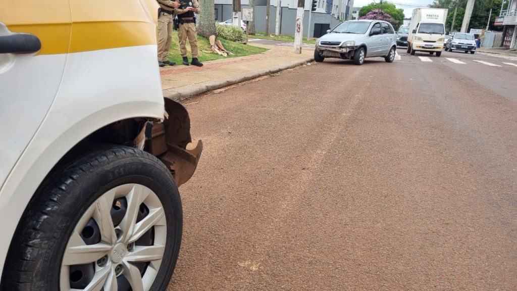 Corsa e gol de autoescola batem em rua movimentada do Coqueiral