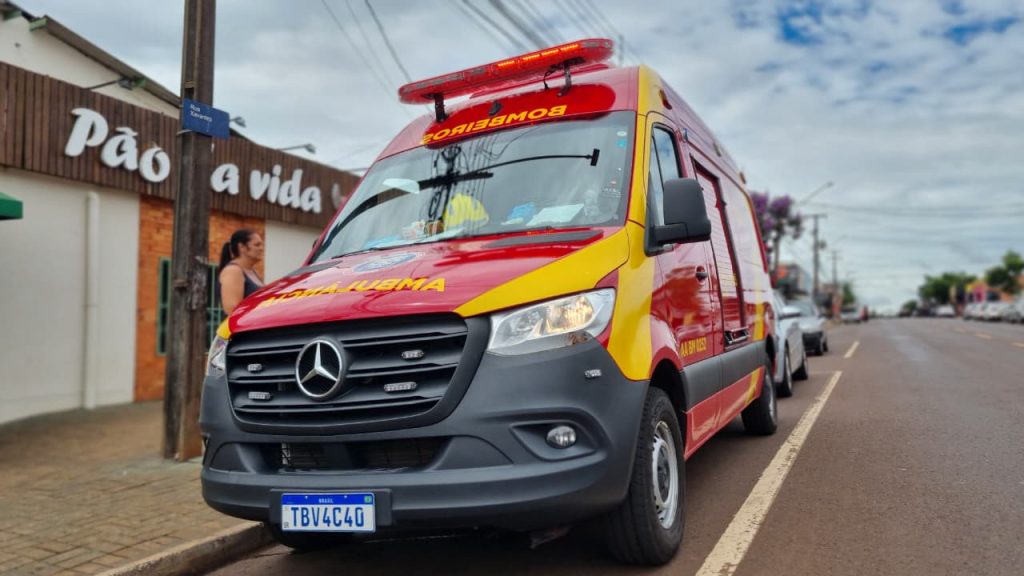 Jovem é socorrido após bater moto elétrica contra traseira de caminhonete no Santa Cruz