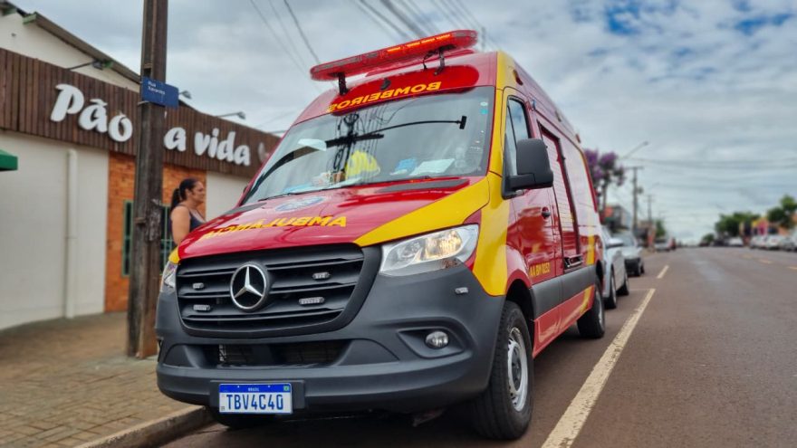 Jovem é socorrido após bater moto elétrica contra traseira de caminhonete no Santa Cruz