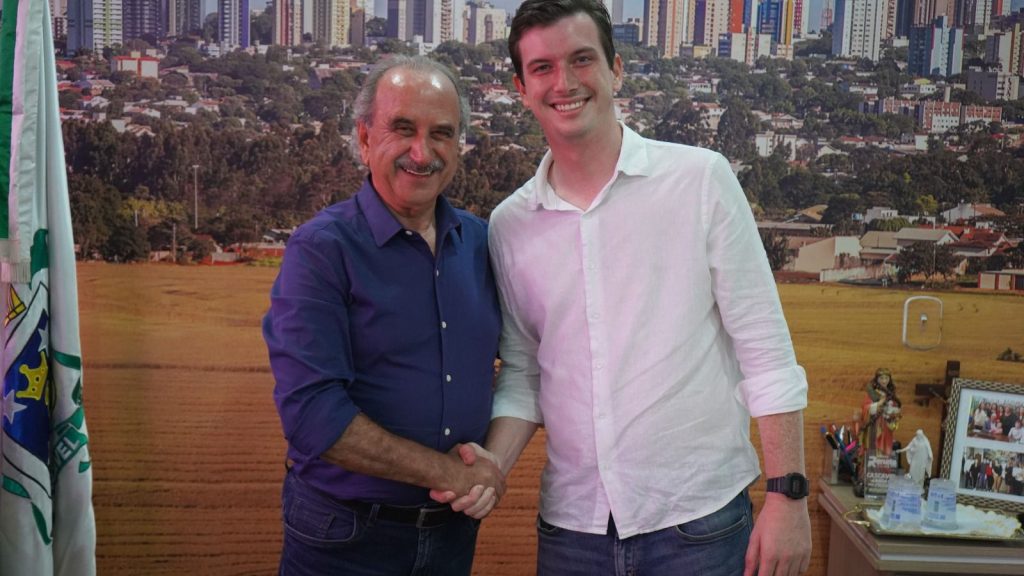 Prefeito por oito dias: Renato Silva transmite cargo ao vice Henrique Mecabô