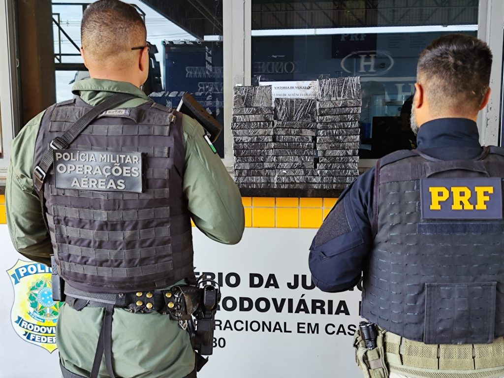 Ação da PRF com PM de Cascavel encontra 35 iPhones na lataria de carro abordado na BR-277