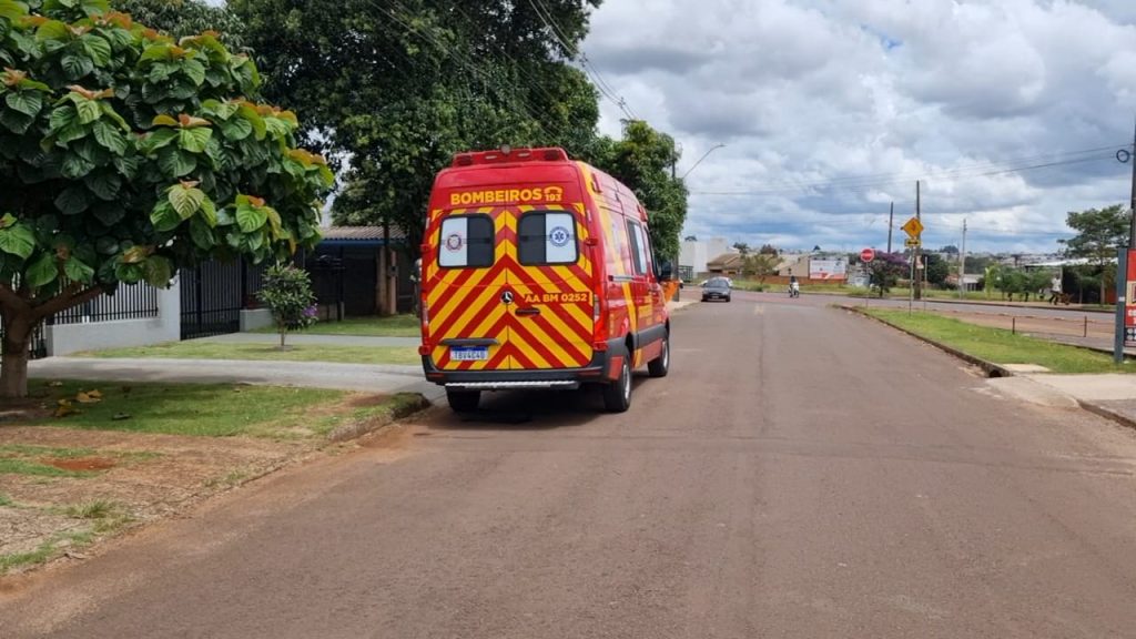 Homem bate de moto contra poste no bairro Santa Cruz