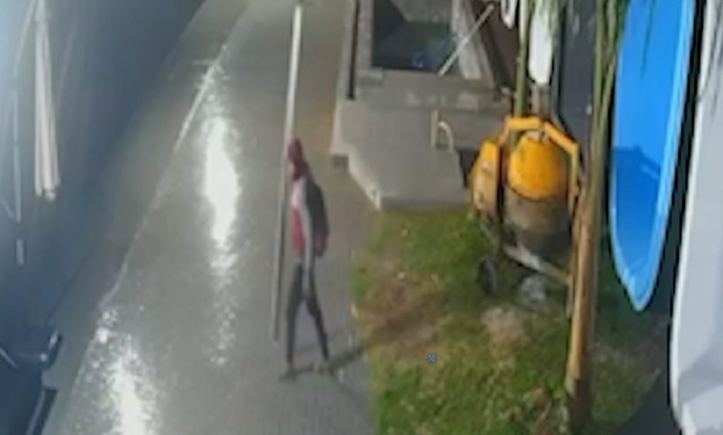 Câmera filma ação de bandido furtando empresa de piscinas em Cascavel