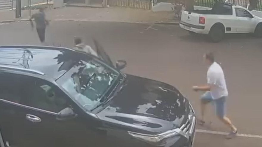 Homem flagra suspeitos dentro do carro no Centro de Cascavel