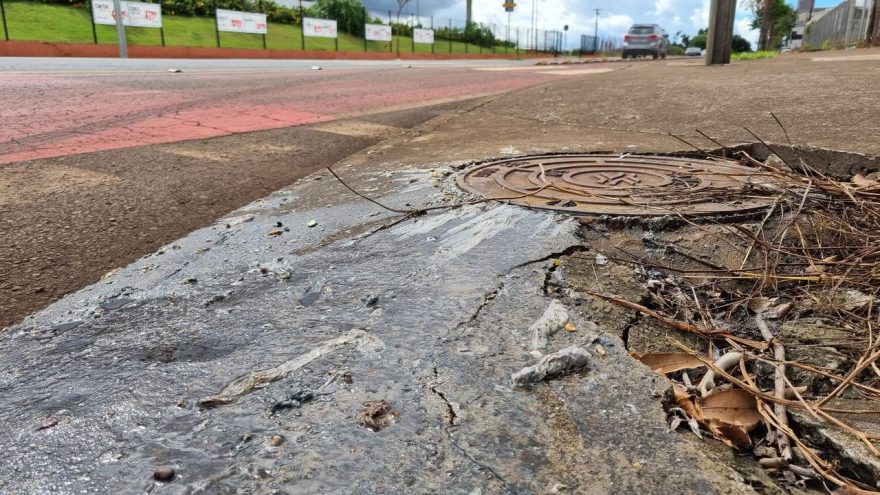 Vazamento de esgoto gordurento gera transtornos na Avenida Tito Muffato
