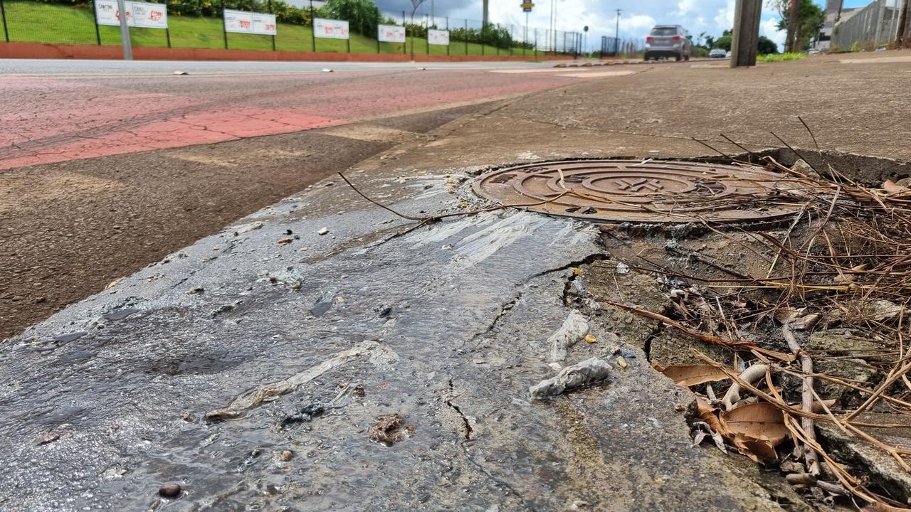 Vazamento de esgoto gordurento gera transtornos na Avenida Tito Muffato
