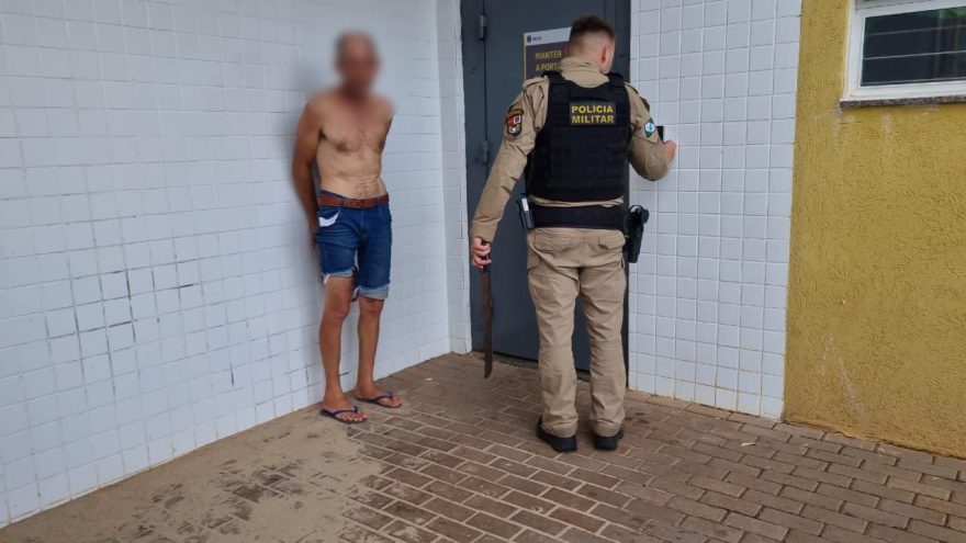 Homem ameaça degolar esposa, enteada e cunhada com facão