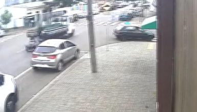 Imagem referente a Câmera flagra motociclista batendo contra traseira de caminhão no Santa Cruz