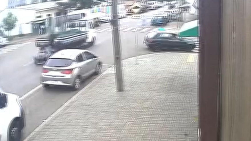 Câmera flagra motociclista batendo contra traseira de caminhão no Santa Cruz