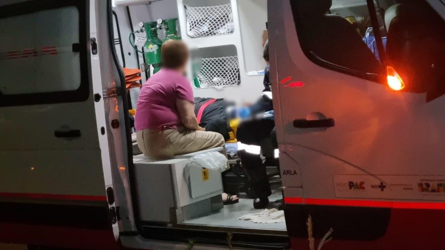 Idoso bate a cabeça após tropeçar em bueiro aberto na Rua das Petúnias
