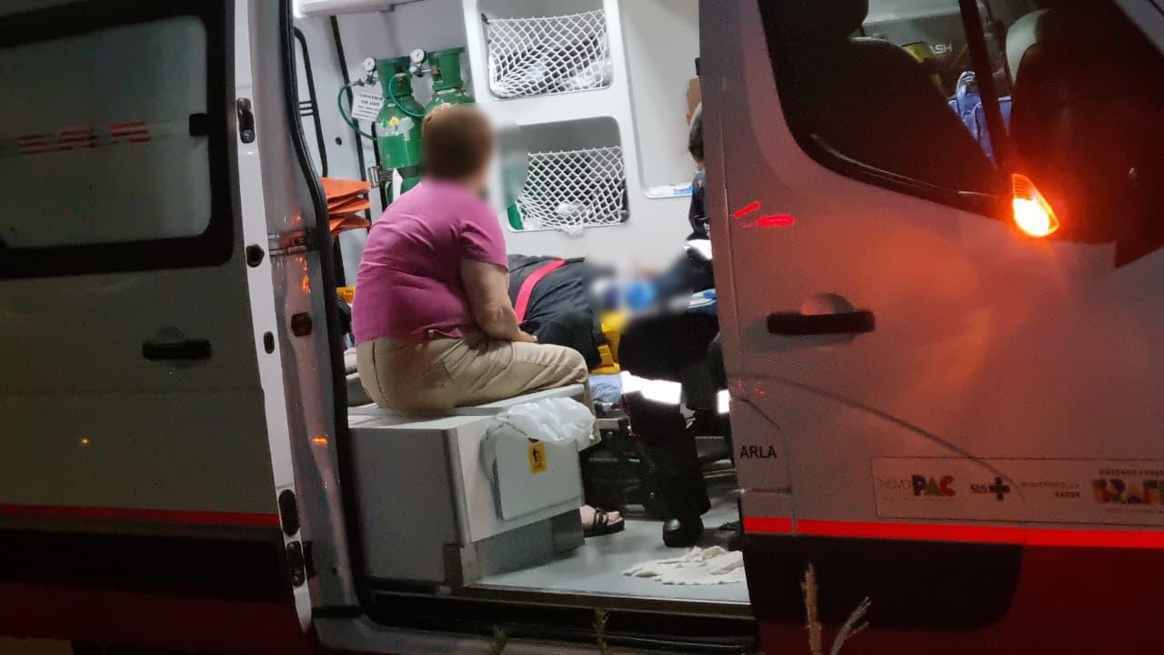 Idoso bate a cabeça após tropeçar em bueiro aberto na Rua das Petúnias