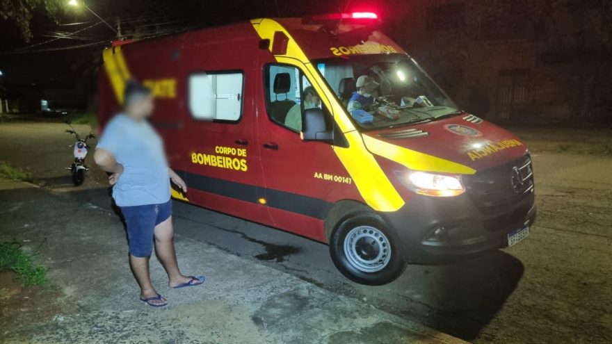 Homens caem de veículo elétrico após atropelarem cachorro no Bairro Universitário
