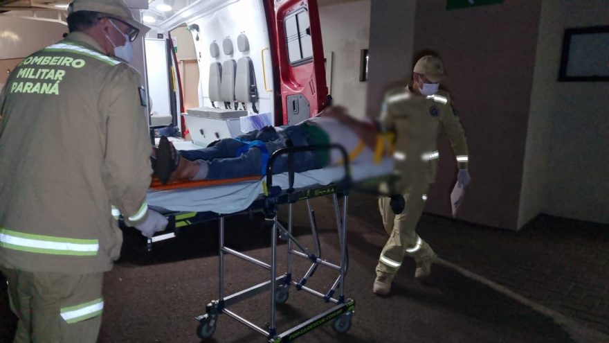 Homem cai e bate a cabeça ao tentar entrar em casa pela janela