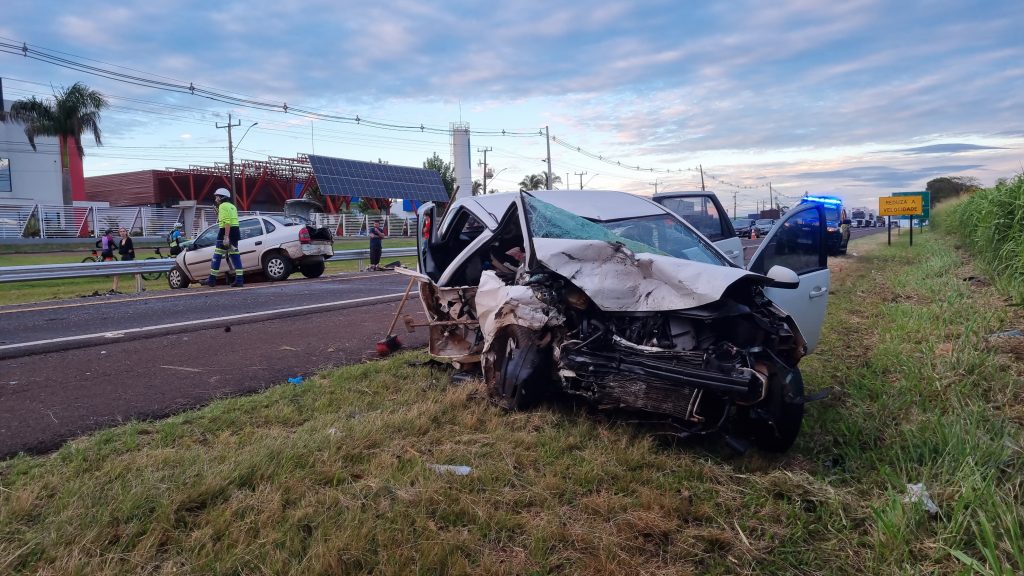 Mulher morre em colisão frontal na BR-277 em Santa Tereza do Oeste Mulher morre em colisão frontal na BR-277 em Santa Tereza do Oeste