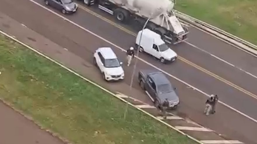 Imagens aéreas mostram apoio do Falcão 14 em abordagem a veículo carregado com celulares escondidos