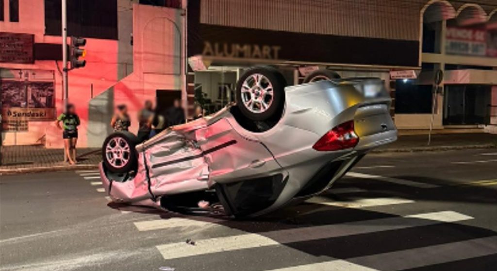 Carro capota após colisão e mulher fica ferida durante a madrugada em Francisco Beltrão