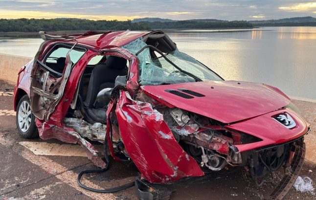 Peugeot fica destruído e jovens sofrem lesões moderadas em acidente em Santa Helena