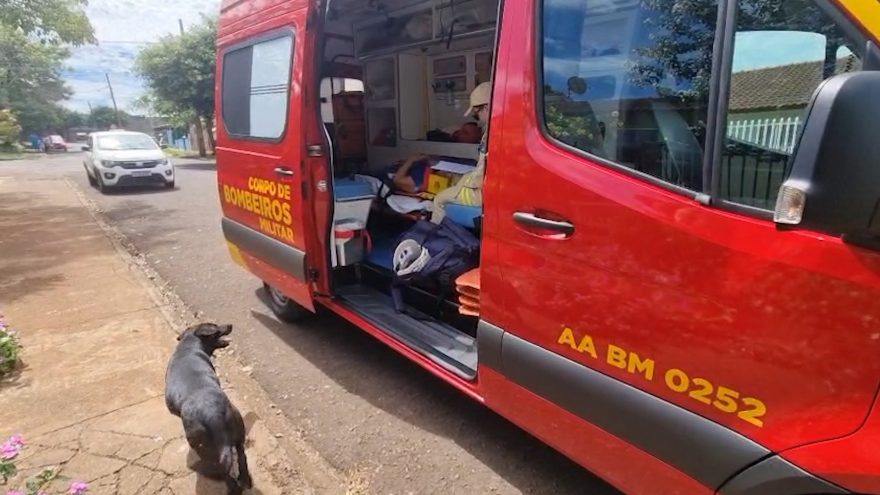 Idosa de 70 anos é socorrida após queda em residência no Bairro Esmeralda, em Cascavel