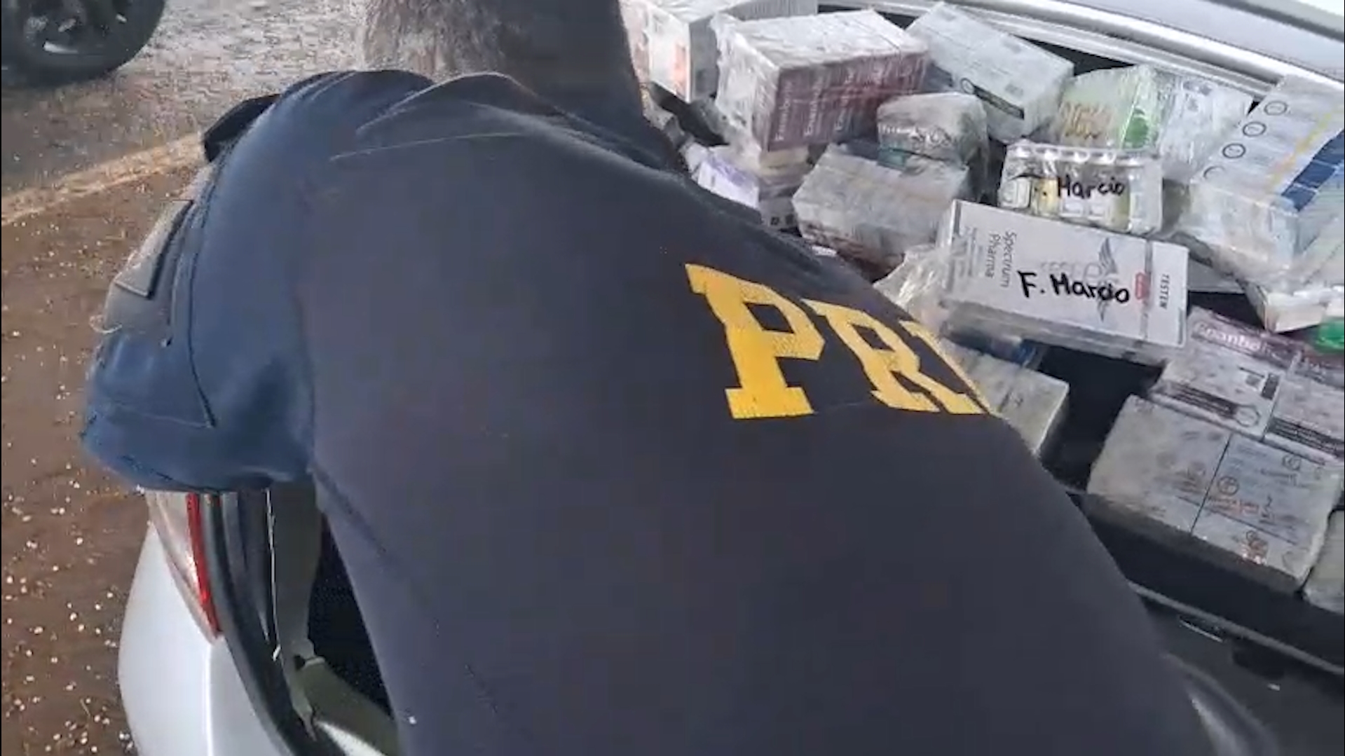 PRF apreende medicamentos estrangeiros e bloqueador de sinal durante fiscalização na BR-277 em Cascavel