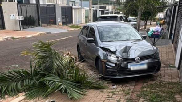 Imagem referente a Carro estacionado é atingido por veículo no bairro Florais do Paraná