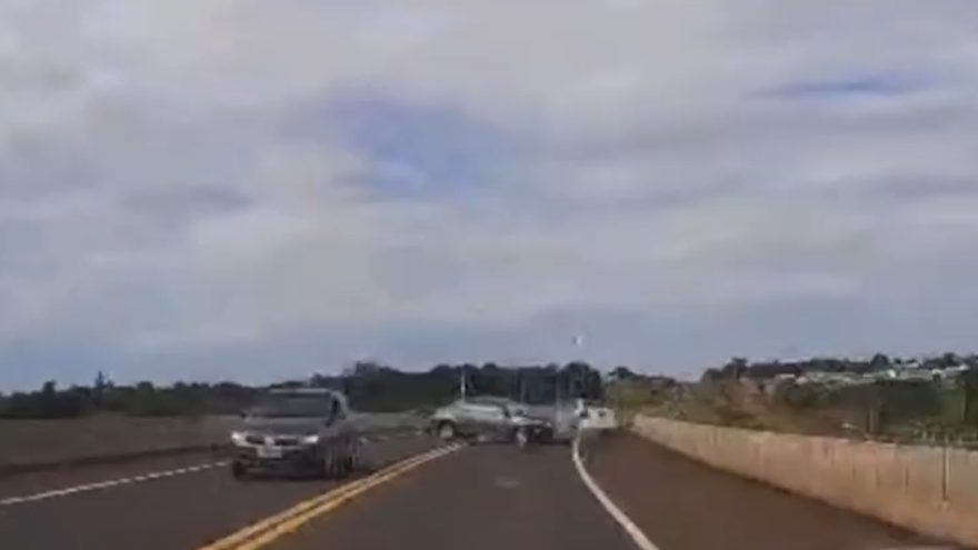 Vídeo impressionante flagra colisão frontal entre três veículos na BR-277, em Foz do Iguaçu