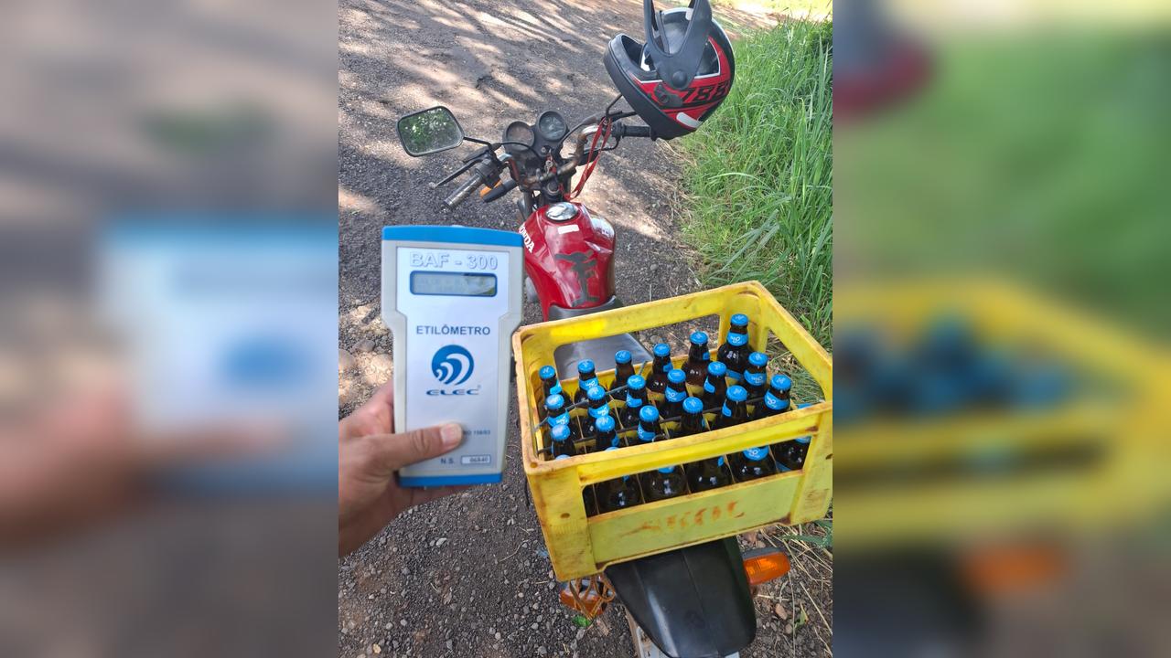 Carregando caixa de cerveja, motociclista é preso por embriaguez na rodovia
