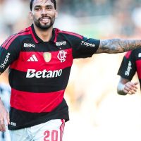 Imagem referente a Paquetá desencanta, Flamengo vence Botafogo e vai à semi do Carioca