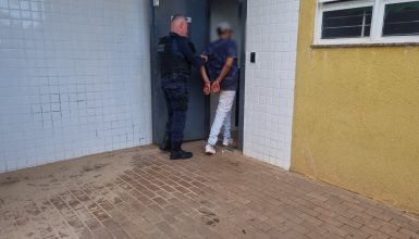 Imagem referente a Após furto em loja, funcionária pede ajuda e equipe da GM localiza, prende autor e recupera relógios