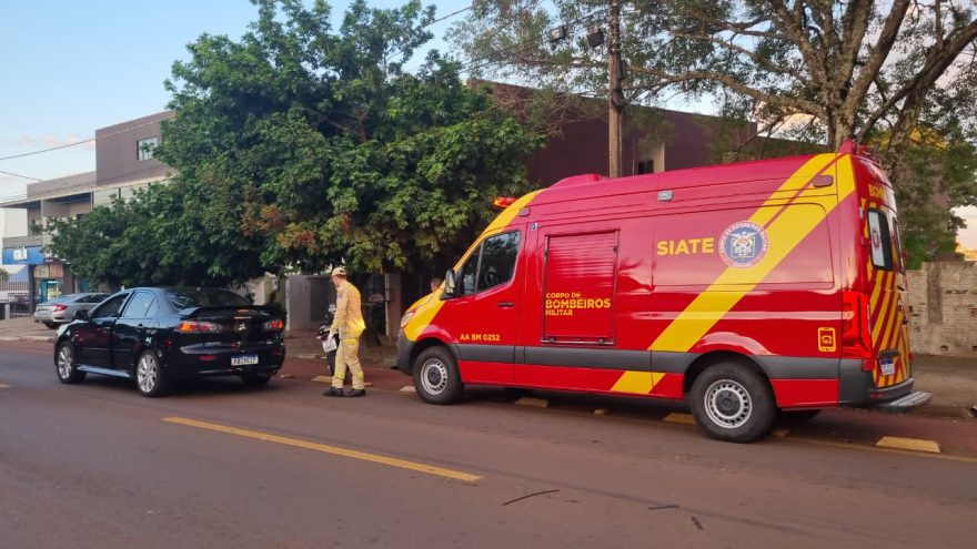 Jovem de 27 anos se machuca após batida entre moto e carro no Santa Cruz