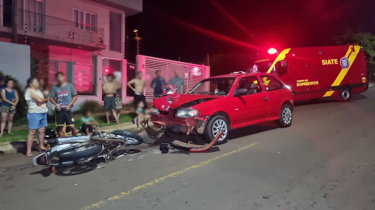Motociclista fica ferido após forte colisão frontal com carro no Novo Milênio