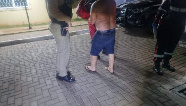 Imagem referente a Após dar tapas na esposa, marido bravo enfrenta PM, leva choque e vai parar na Delegacia