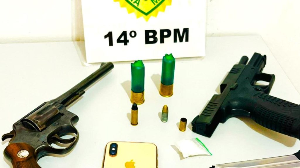 Armas e droga são encontradas em carro abandonado no Jardim São Paulo