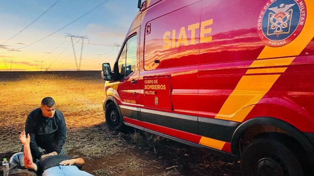 Motociclista fica ferido e recebe atendimento inicial de Bombeiro Civil antes da chegada do SIATE