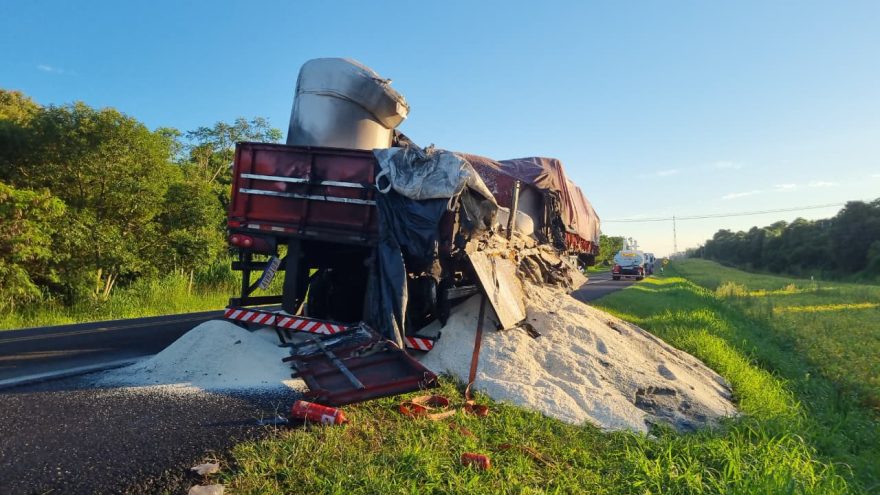Caminhão carregado com arroz pega fogo na BR-277 em Santa Tereza do Oeste
