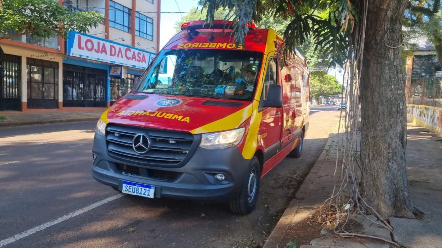 Mulher é atendida pelo Siate após colisão entre carro e patinete em Cascavel