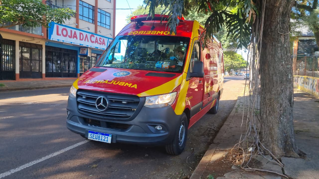 Mulher é atendida pelo Siate após colisão entre carro e patinete em Cascavel