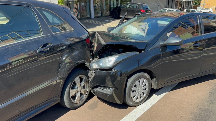 Motorista de HB20 bate em Mercedes estacionada no Centro