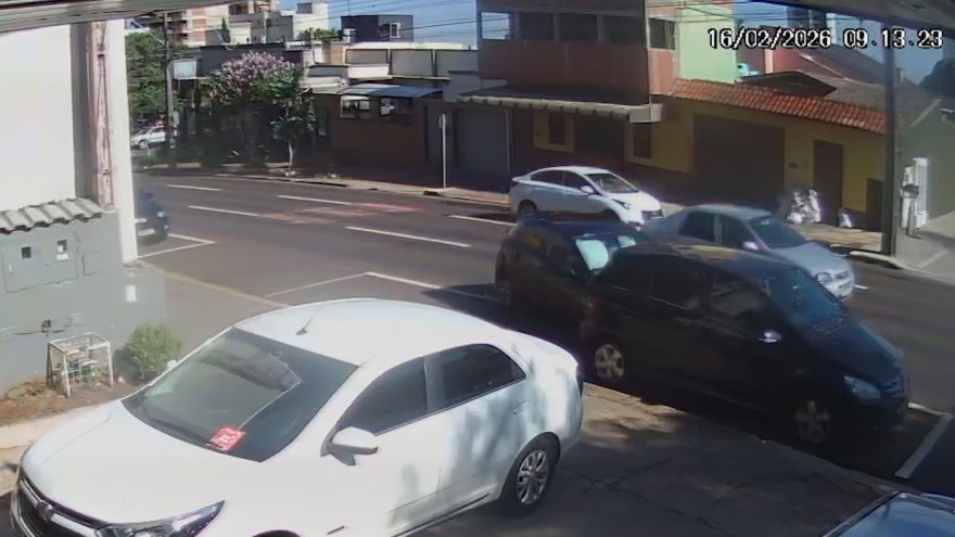 Câmeras registram HB20 batendo em Mercedes no Centro