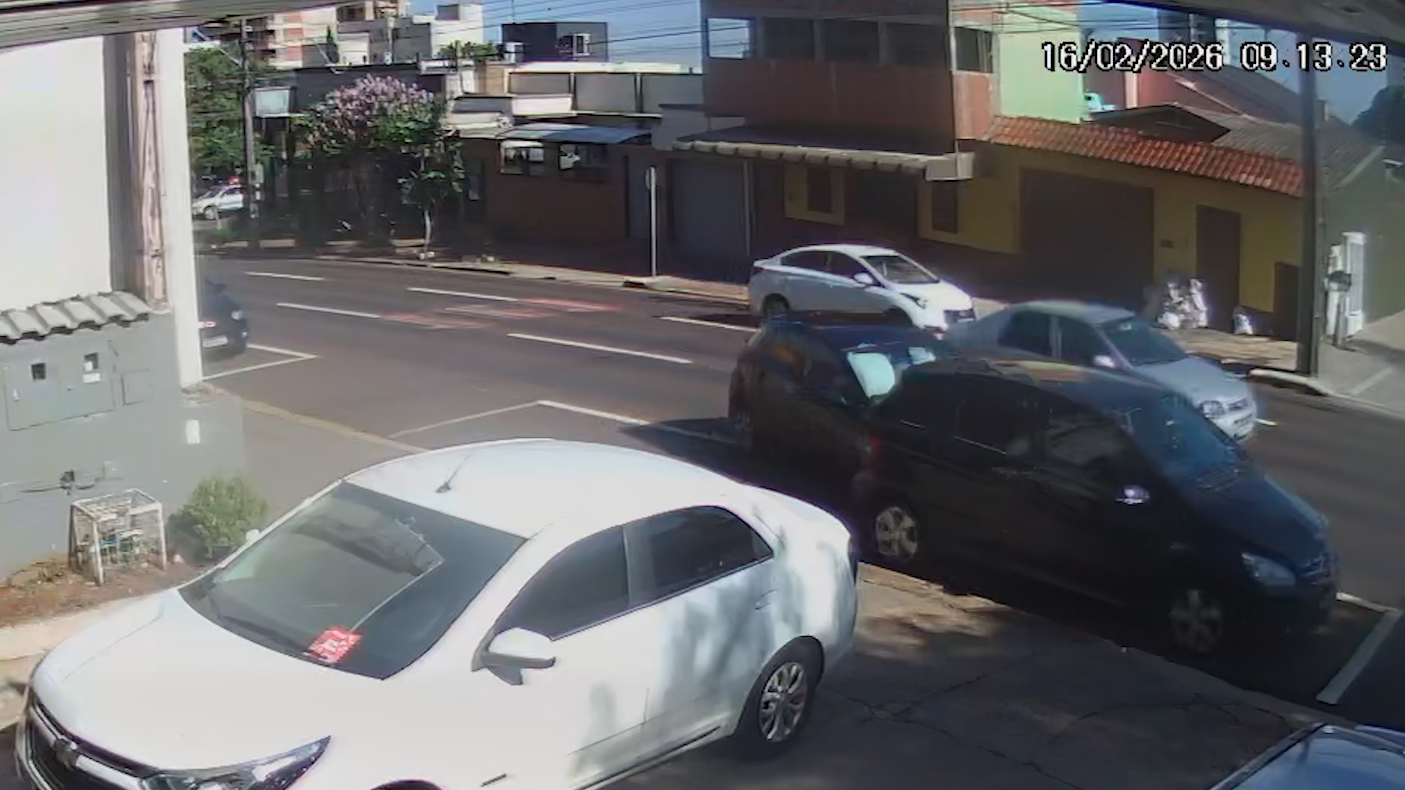 Câmeras registram HB20 batendo em Mercedes no Centro