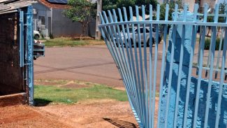 Pai que levou bebê após agredir companheira destruiu portão de residência, diz relato da PM