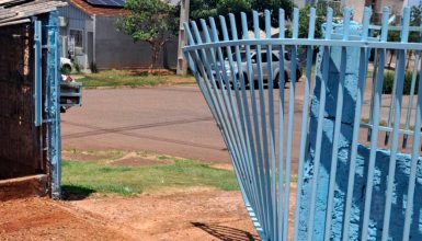 Imagem referente a Pai que levou bebê após agredir companheira destruiu portão de residência, diz relato da PM